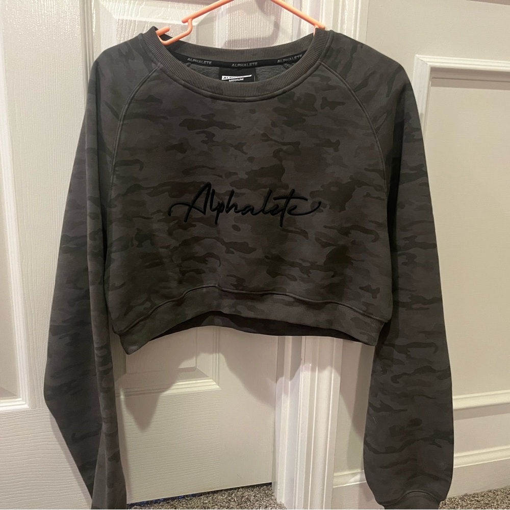 Alphalete women’s crop sweatshirt, size medium
